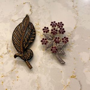 Lot of two floral brooches
